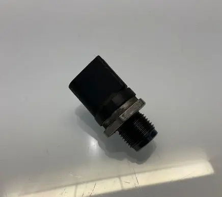 Mercedes-Benz E W211 Fuel pressure sensor A0061533328 0061533328