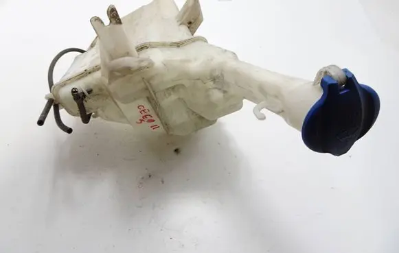 KIA Ceed Windshield washer fluid reservoir/tank