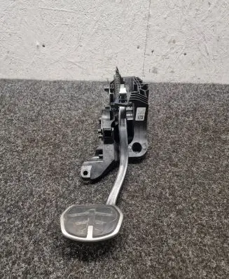 BMW 2 F44 Brake pedal 6860677