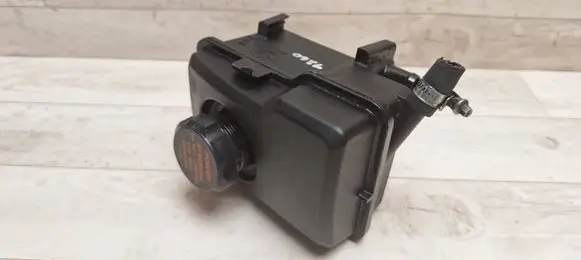 Volvo XC90 Power steering fluid tank/reservoir 8671269