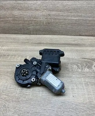 Toyota Corolla Verso AR10 Rear door window regulator motor 997249101