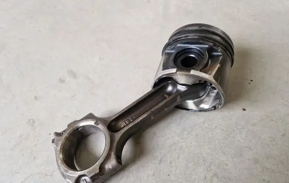 Mazda BT-50 Piston with connecting rod