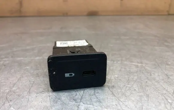 Mercedes-Benz Sprinter W907 W910 USB socket connector A2478200401 0016464 HW1744SW
