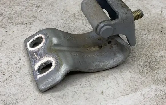 Audi A3 S3 8L Tailgate/trunk/boot hinge 8D9827299
