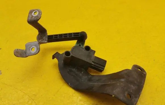 Headlight/headlamp level sensor