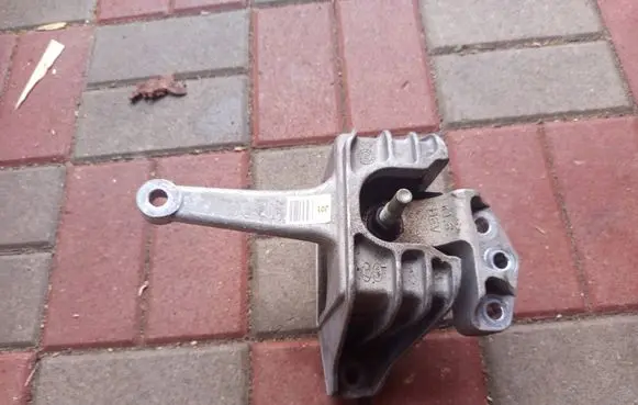 Hyundai Ioniq Engine mount bracket 21812G2000