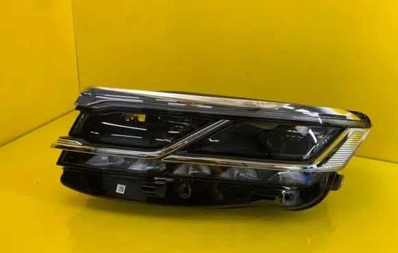Volkswagen Touareg III Headlight/headlamp 761941081