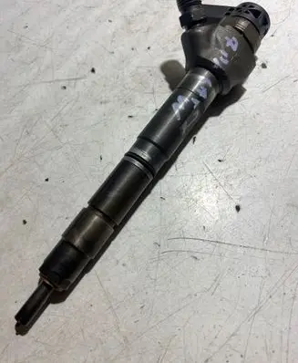 Volkswagen PASSAT B7 Fuel injector 0445110369
