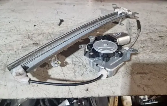 Nissan Tiida C11 Front door window regulator with motor