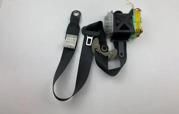 Toyota Corolla E140 E150 Front seatbelt 1033184 B7Y02