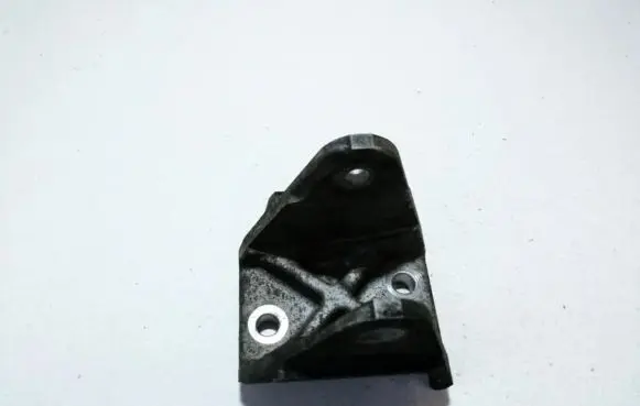 Mitsubishi Grandis Engine mounting bracket