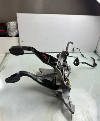 Volkswagen PASSAT B5.5 Brake pedal 8D1721117N