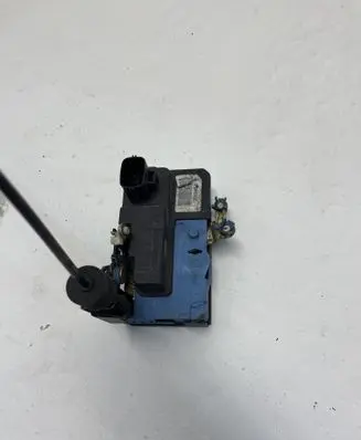 Volvo V70 Front door lock 30634614