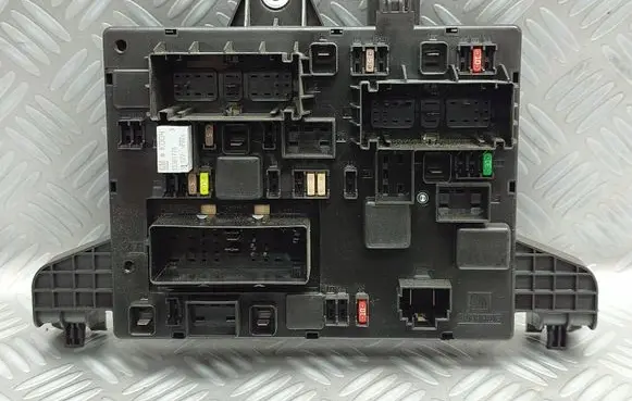 Opel Zafira C Fuse module 13368651 1102100000 1110138AA