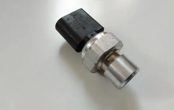 Audi Q2 - Air conditioning (A/C) pressure sensor 5Q0959126A