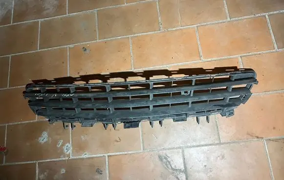 Opel Astra H Front bumper lower grill 375768702