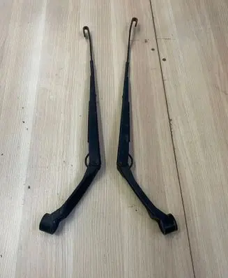 Toyota Land Cruiser (J120) Front wiper blade arm 