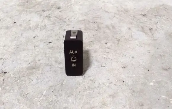 BMW 5 F10 F11 AUX in-socket connector 6930561 61316930561
