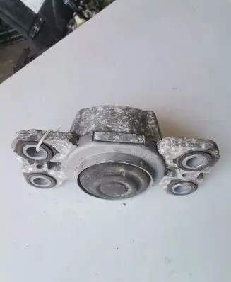 Volvo S60 Engine mount bracket