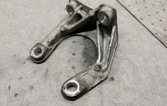 Volvo XC70 Front differential bracket 30713236