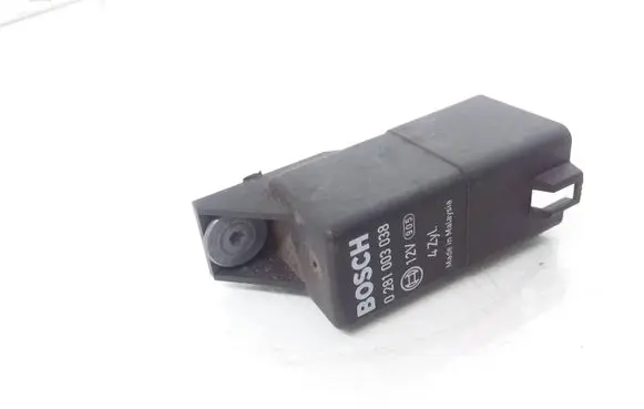 Volkswagen Golf V Glow plug pre-heat relay 038907281D 0281003038