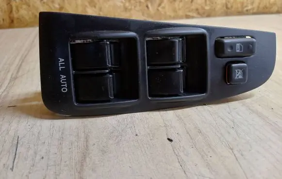 Toyota Avensis T220 Electric window control switch 8482005100 37168A24A06