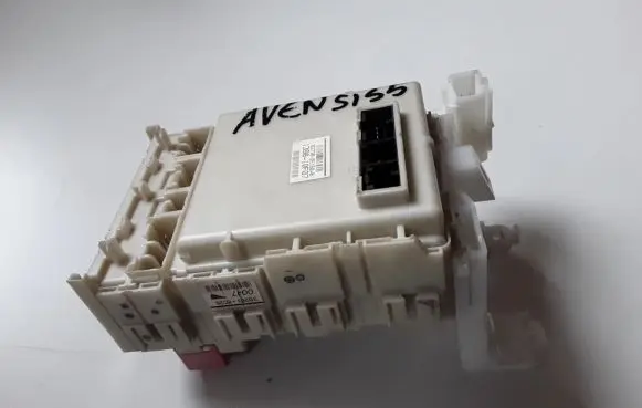 Toyota Avensis T270 Fuse module 8273005150