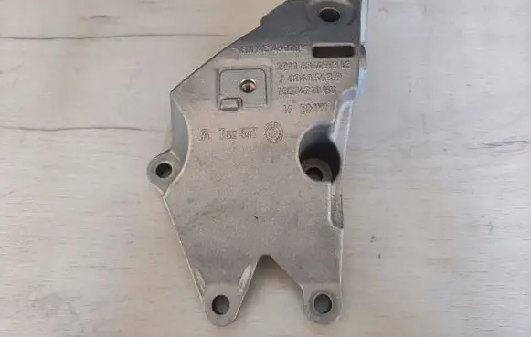 BMW 7 G11 G12 Engine mounting bracket 6864593