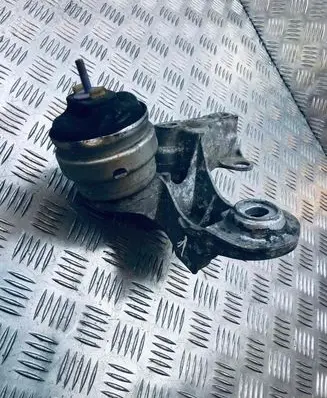 Audi A4 S4 B7 8E 8H Engine mount bracket 8E0199382K
