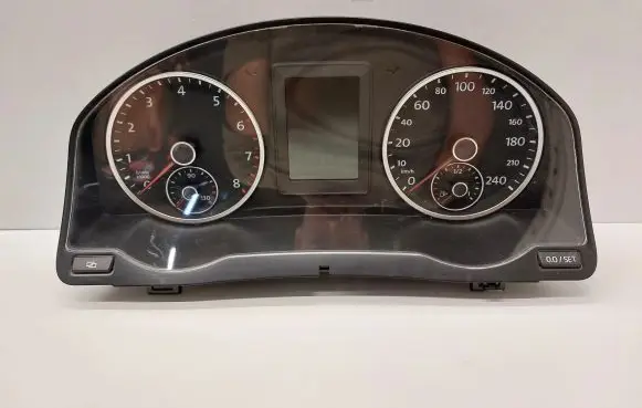 Volkswagen Tiguan Speedometer (instrument cluster) 5N0920872