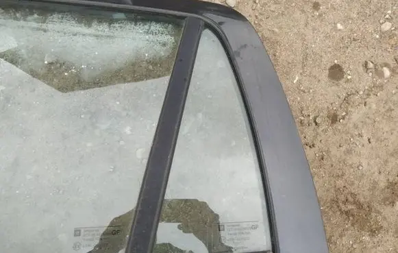 Opel Astra G Rear vent window glass as2