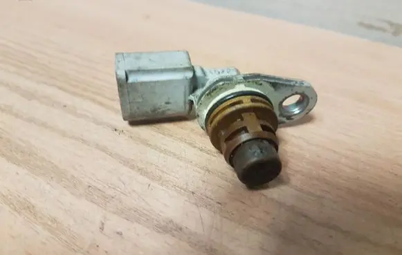 Volkswagen Touran I Camshaft position sensor 030907601D