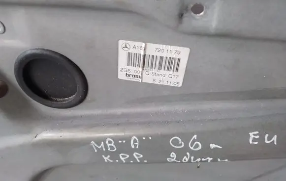 Mercedes-Benz A W169 Front door window regulator with motor