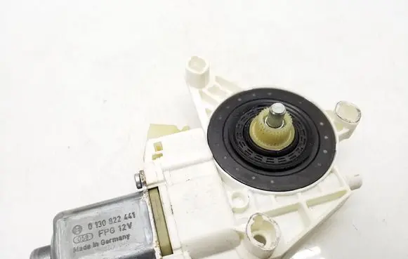 Mercedes-Benz C W204 Front door window regulator motor A2048200142 0130822441