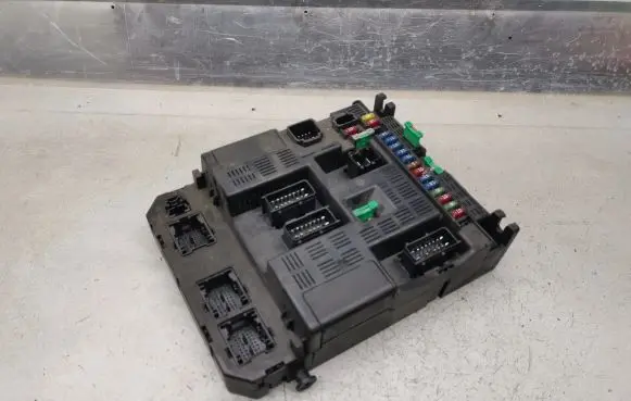 Peugeot 307 Fuse module 9636760580F 9644098180