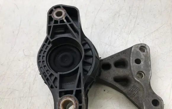 Peugeot 208 Engine mount bracket 9676780580