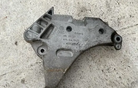 Volkswagen Scirocco Engine mounting bracket 03L199207 KES84V120