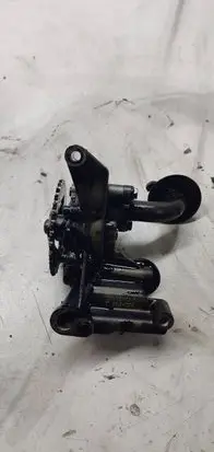 Volkswagen PASSAT B5.5 Oil pump 06A115105B