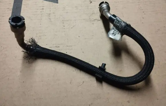 Chrysler PT Cruiser Fuel line/pipe/hose 05273511AD