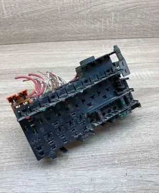 Renault Scenic I Fuse module 7703497787