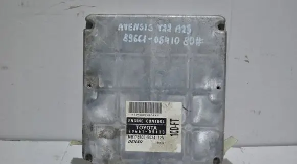 Toyota Avensis T220 Engine control unit/module 8966105410