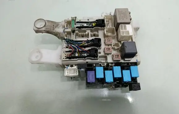 Toyota RAV 4 (XA30) Fuse module 8273042020