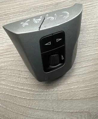 Ford C-MAX I Steering wheel buttons/switches D080625 13222322