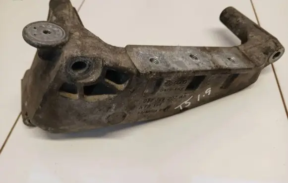 Volkswagen Transporter - Caravelle T5 Engine mounting bracket 038199207AK KTS11 AIS19CU3