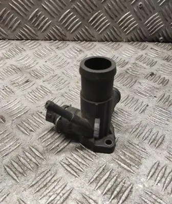 Volkswagen PASSAT B4 Engine coolant pipe/hose 068121132a