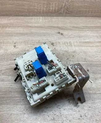Nissan Primera Fuse module 24350AV700 0815051