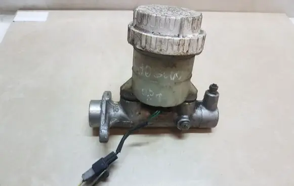 Mitsubishi Pajero Sport I Brake fluid reservoir 