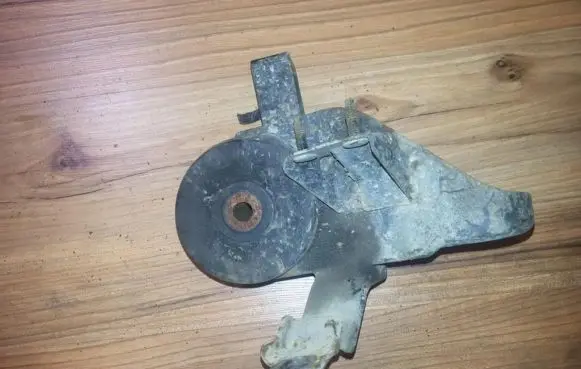 Mazda 626 Engine mount bracket