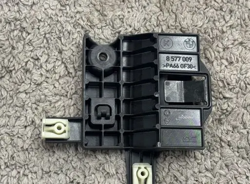 BMW 5 G30 G31 G38 Radiator mount bracket 8577009
