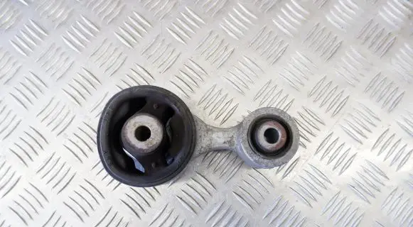 Honda CR-V Engine mount bracket